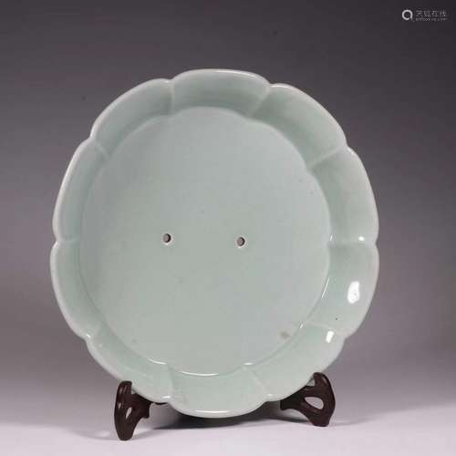 Flower pots carved with bean green glaze made in Yongzheng o...