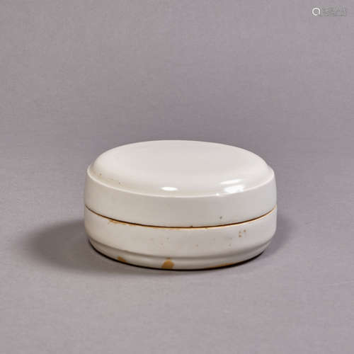 A Chinese Porcelain Ding-Type Box and Cover