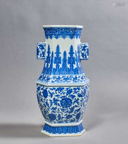 A Chinese Porcelain Blue and White 
Interlock Branches Arrow...