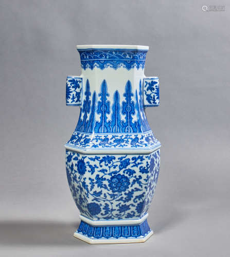 A Chinese Porcelain Blue and White 
Interlock Branches Arrow...