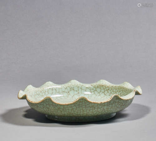 A Chinese Porcelain Ge-Type Loed Washer