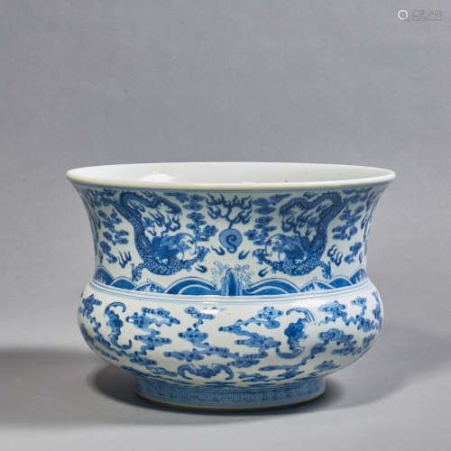 A Chinese Porcelain Blue and White Dragon Jar