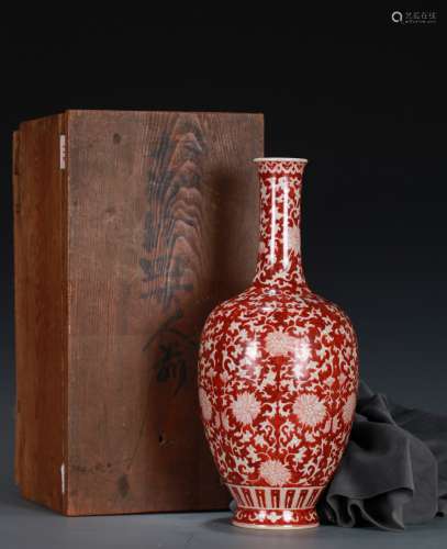 清乾隆 矾红留白缠枝花卉纹长颈瓶（附盒）