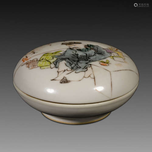 China Qing Dynasty
Porcelain compact with figures