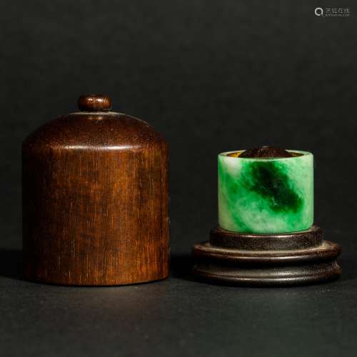 China Qing Dynasty
Emerald Thumb Ring
