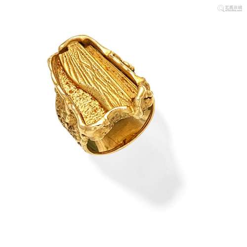 CHARLES DE TEMPLE: GOLD DRESS RING,