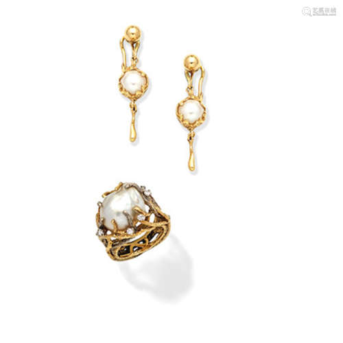CHARLES DE TEMPLE: CULTURED PEARL RING AND EARCLIPS,