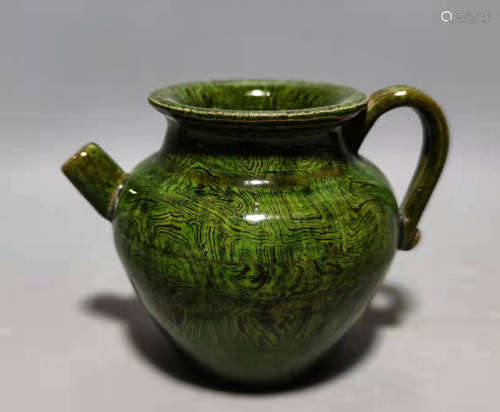 Hanging green glaze pot in Tang Dynasty