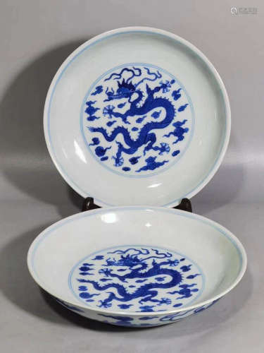 A pair of blue and white dragon plates