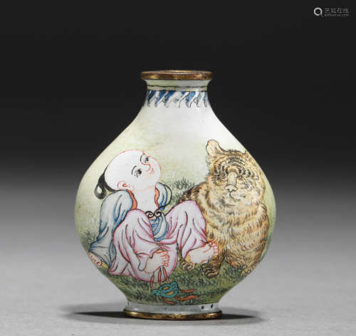 Enamel figure snuff bottle painted in Qing Dynasty