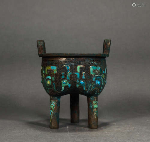 Warring States bronze tripod inlaid with pine and stone