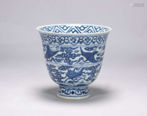 Ming Dynasty Jiajing blue and white cloud crane Rune bowl