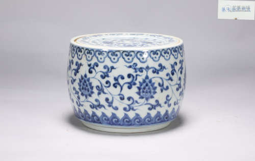 Blue and white lotus cricket jar in Xuande of Ming Dynasty