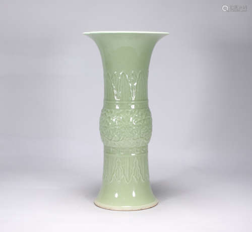 Qing Dynasty Kangxi green glaze flower shaving goblet