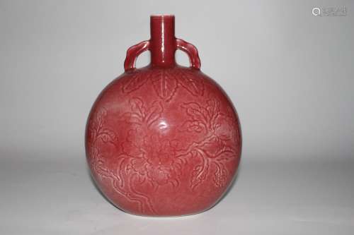 红釉暗刻花卉纹抱月瓶