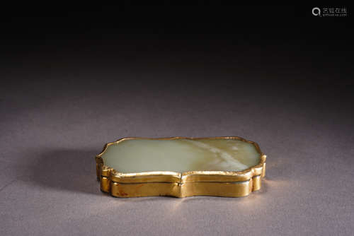 Gilt Decorated White Jade Barbed-Rim Box and Cover