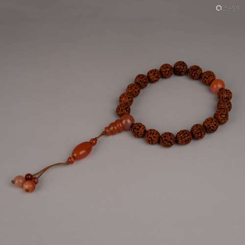 A Walnut Beads Figure Hand String