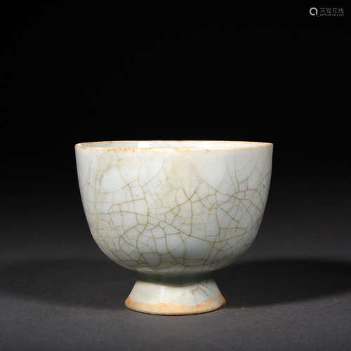 A Misty-Blue Glaze Ice Crackle Cup