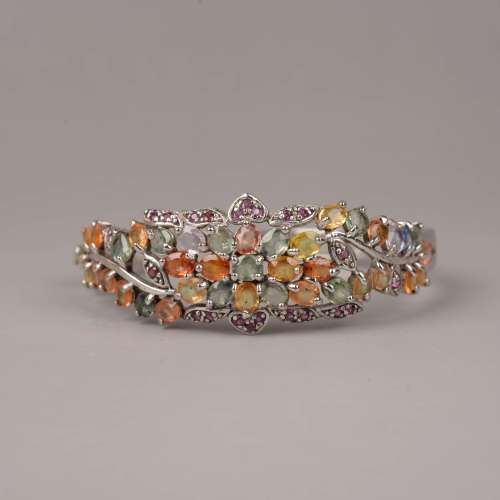 A Piece of Gemstone Bangle