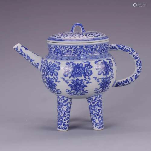 BLUE AND WHITE FLORAL TRIPOD VESSEL HE