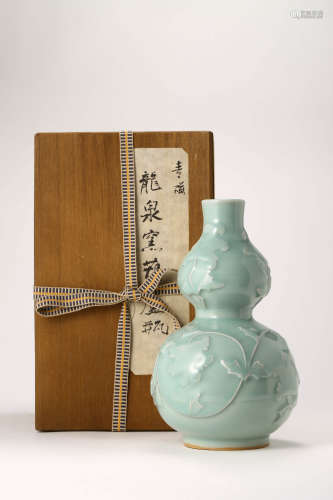 龙泉窑粉青釉贴塑葫芦瓶