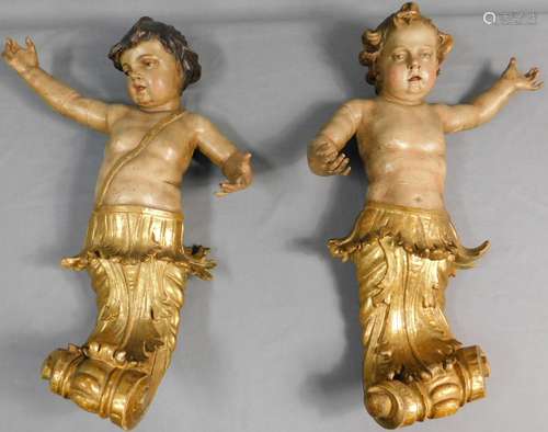 2 Putti. Engel. Holz geschnitzt und farbig gefasst.