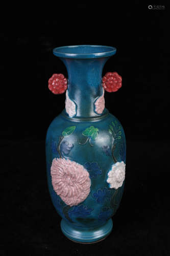 蓝釉花卉瓶