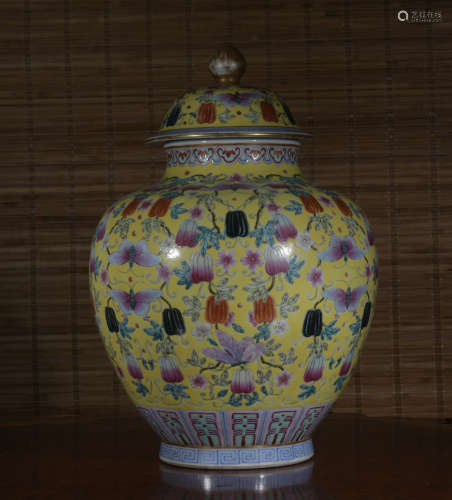 A Wu cai 'fruits' jar and cover