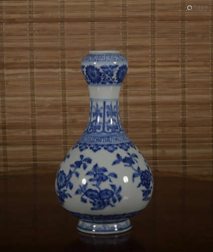 A blue and white 'floral' garlic-head vase