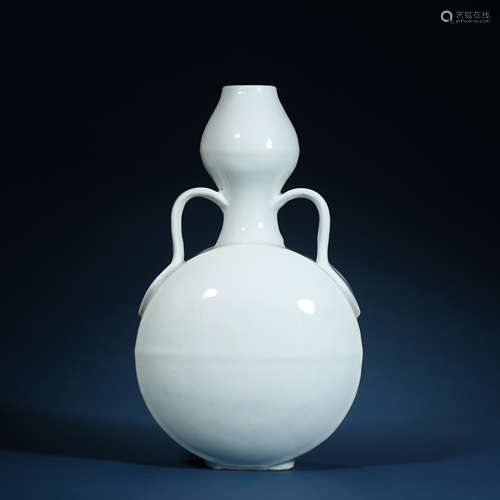 Ming Dynasty,Lovely White Glaze Moon Holding Bottle