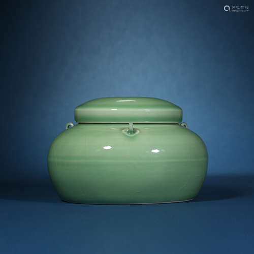 Qing Dynasty,Bean Green Glaze Lidded Jar