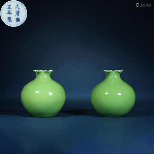 Qing Dynasty,Apple Green Glaze Pomegranate Zun