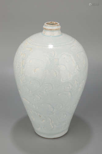 A Hutian Kiln Flower Pattern Porcelain Plum Bottle