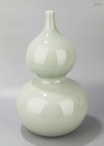 A Green Glazed Gourd Shape Porcelain Vase