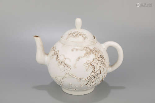 A White Glaze Grape Pattern Porcelain Pot