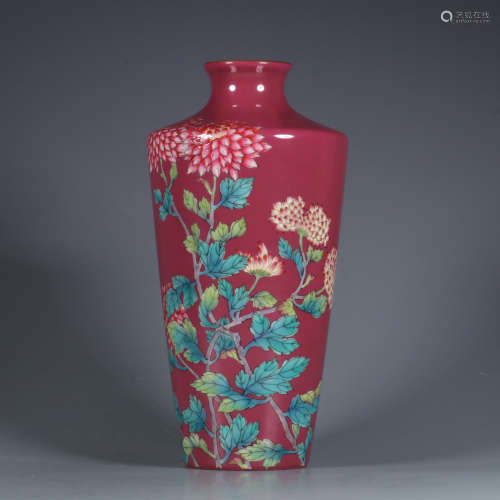 An Red Base Flower Pattern Porcelain Vase