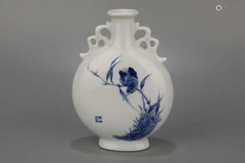 A Blue and White Bird Pattern Porcelain Flat Vase