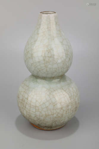 A Ge Type Gourd Shape Porcelain Vase