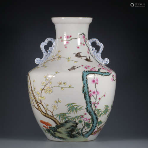 A Famille Rose Bird with Pattern Porcelain Zun Vase