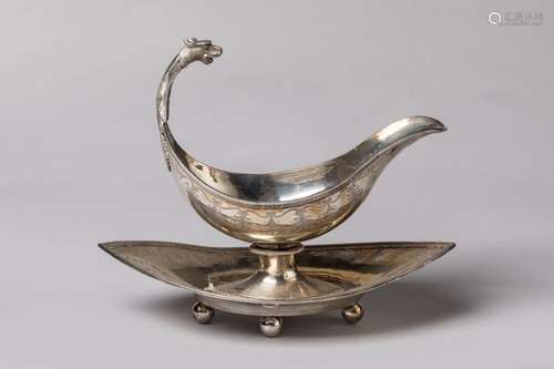 SAUCIERE en argent de forme casque et présentoir en navette,...