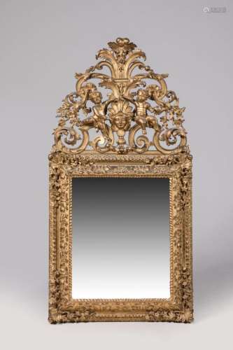 MIROIR en bois sculpté et doré à décor de feuillages et fleu...