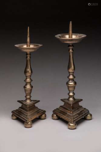 Ensemble de deux PIQUE-CIERGES en bronze à fût de forme balu...