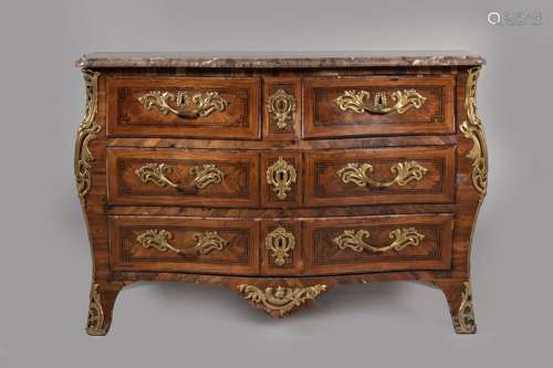 COMMODE de forme tombeau en marqueterie de bois de placage o...