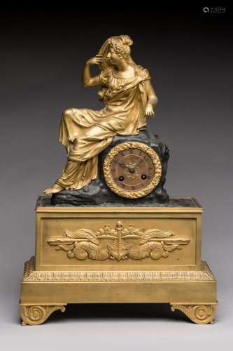 PENDULE en bronze doré à décor de Madame de Staël assise sur...