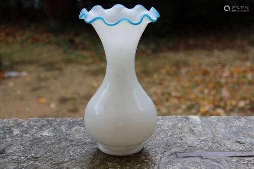 Vase en opaline blanche, bordure du col dentelé bleu