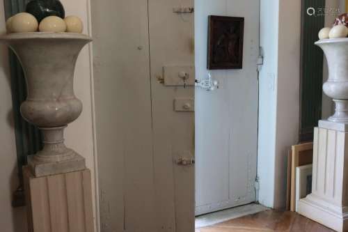 Paire de vases Médicis en marbre et socles en bois cannelé
