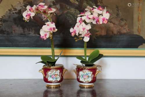 Paire de cache-pots en porcelaine de Paris à décor de fleurs...