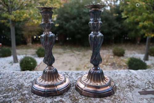 Paire de chandeliers en bronze argenté, base polylobée, fût ...