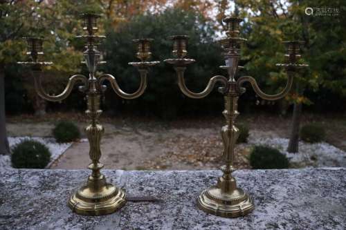 Paire de chandeliers en bronze doré, base polylobée à décor ...