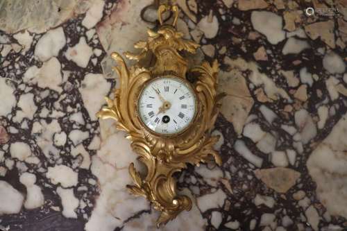 Petite horloge en bronze ciselé et doré, motif rocaille